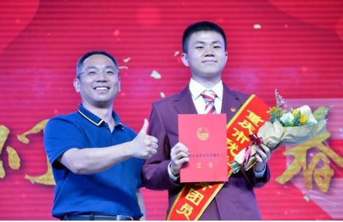 我们正青春！重庆八中学子致敬五四 展现青春力量