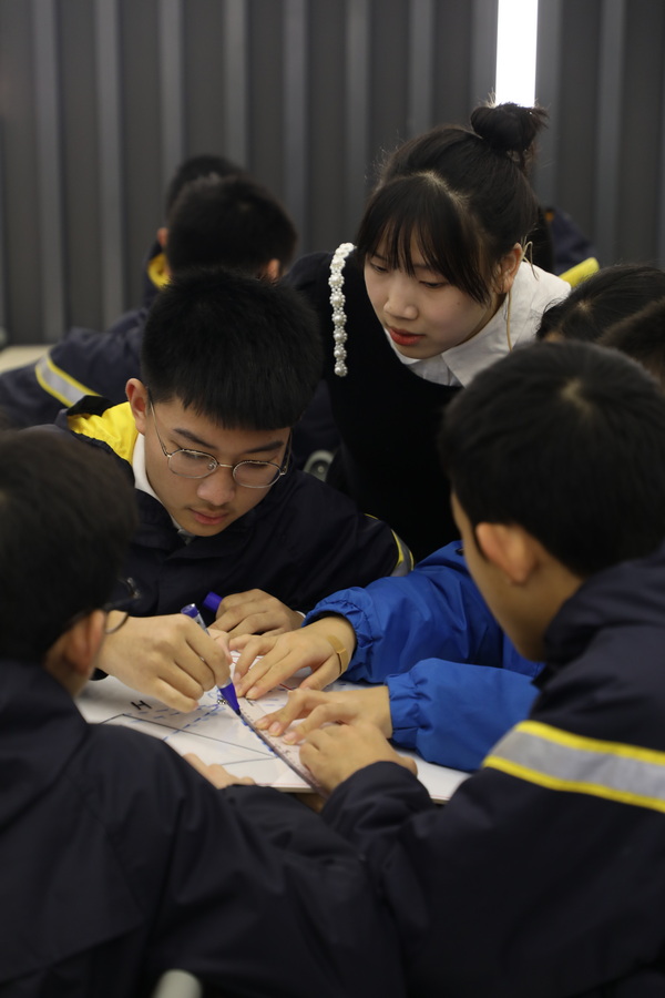 01邓琳老师_调整大小.jpg