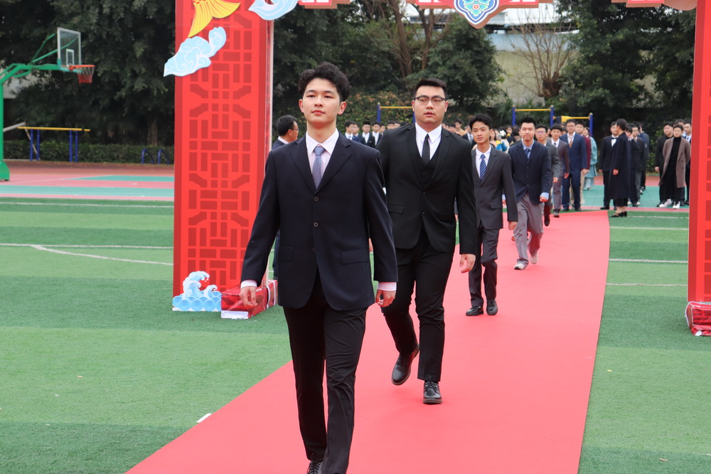 10.学生走过成人门_调整大小.jpg