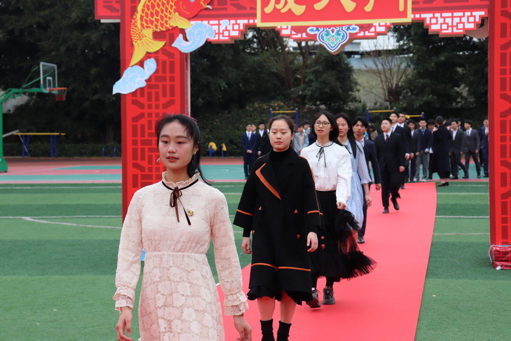 11.学生走过成人门_调整大小.jpg