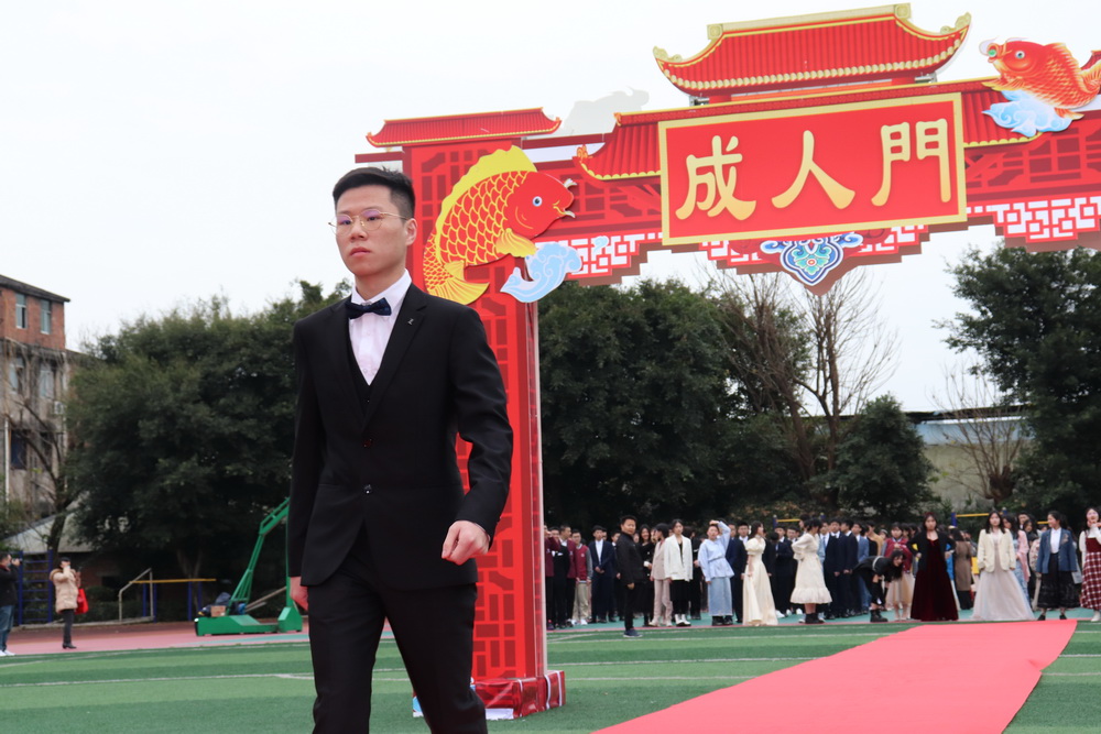 12.学生走过成人门_调整大小.jpg