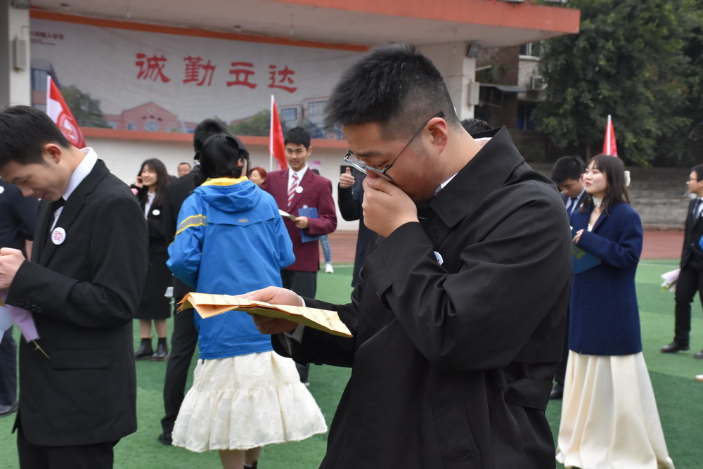 21.学生读家书_调整大小.jpg