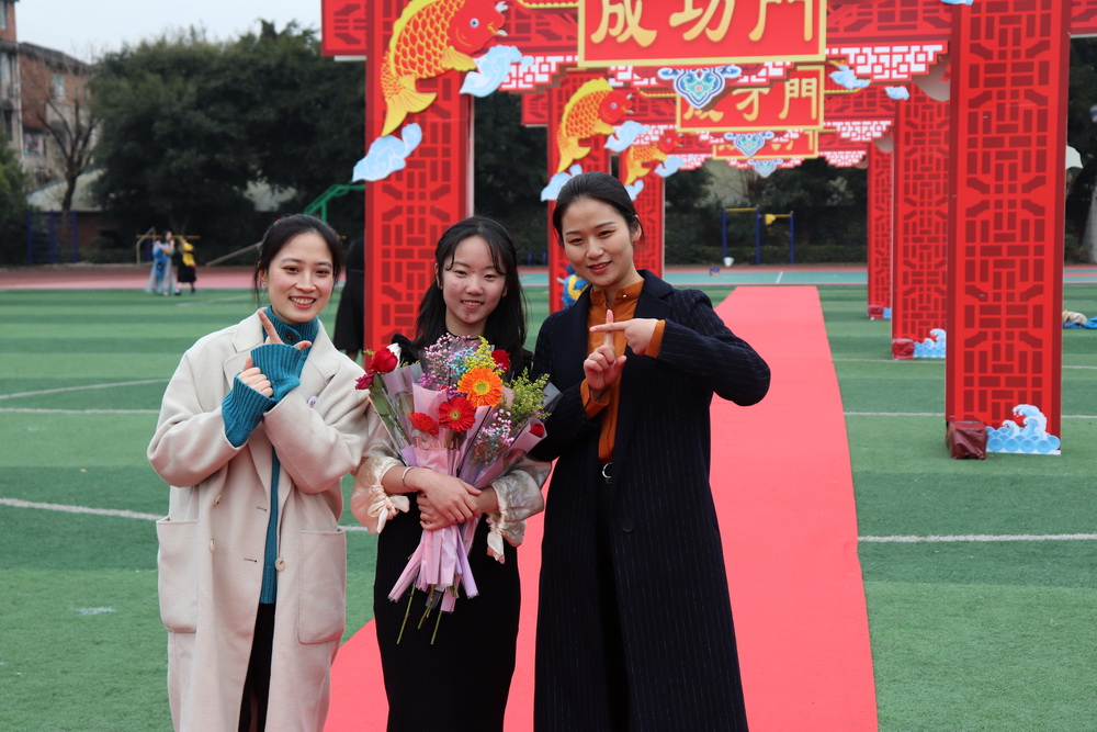 28.活动后师生合影_调整大小.jpg