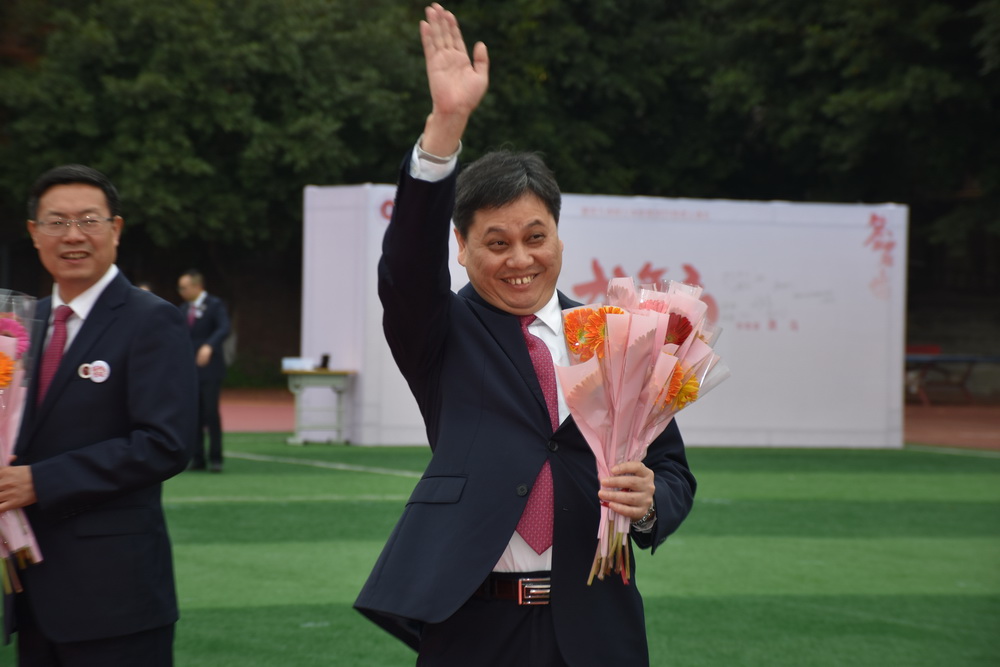 3.周校手捧鲜花等待同学们_调整大小.jpg