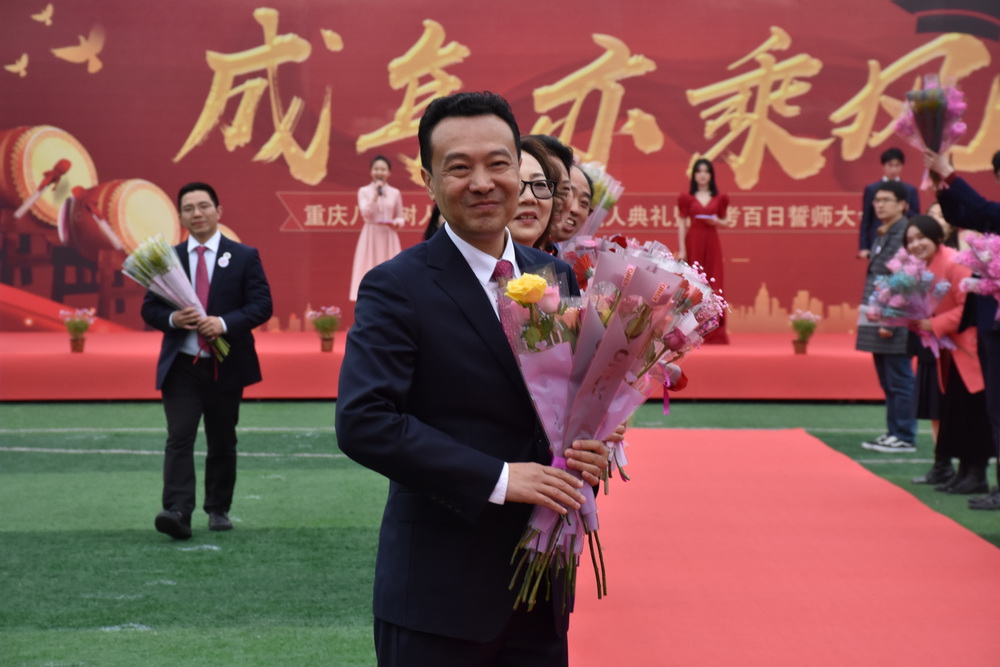 4.卿书记和其他领导等待学生入场_调整大小.jpg