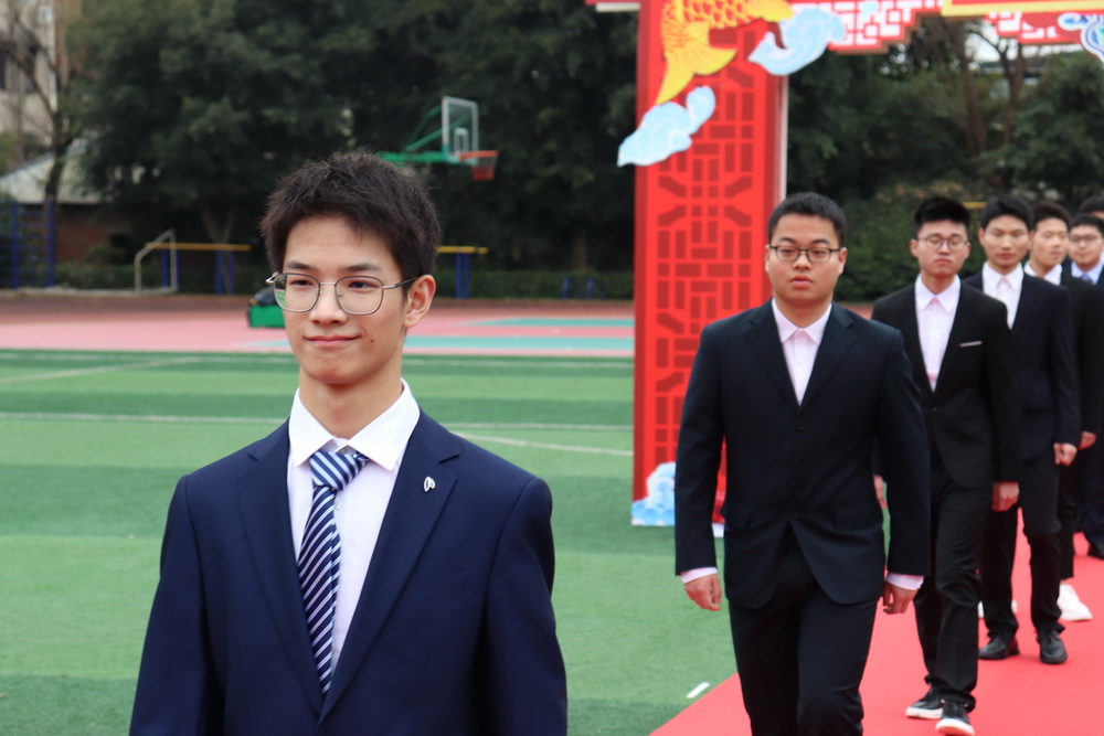 6.学生走过成人门_调整大小.jpg