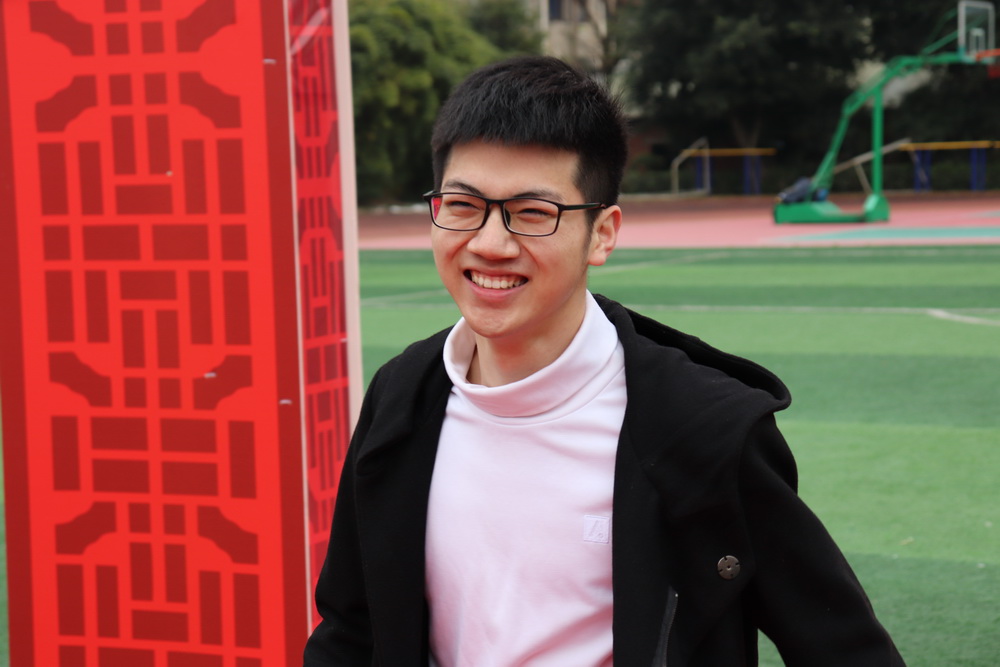 7.学生走成人门_调整大小.jpg