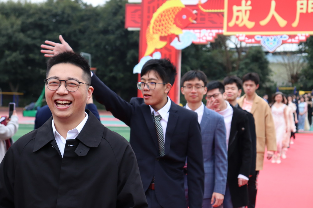 8.学生走成人门_调整大小.jpg