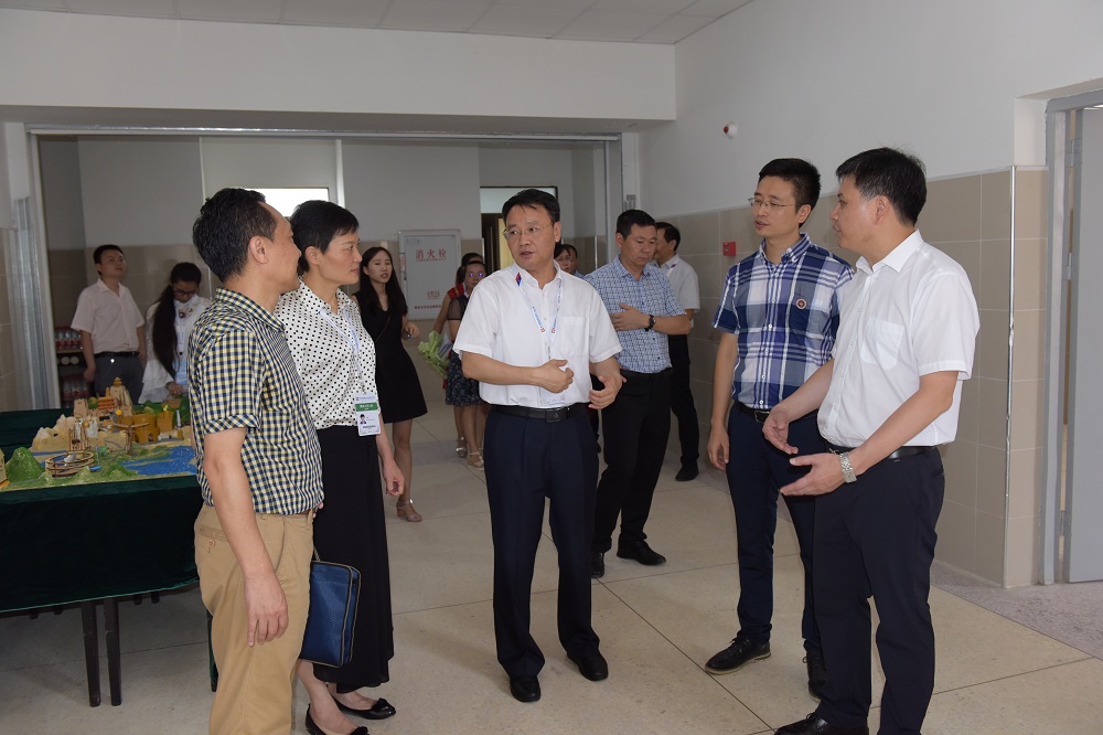 8——中国科协青少年科技中心副主任张振威来我校指导教学工作.jpg