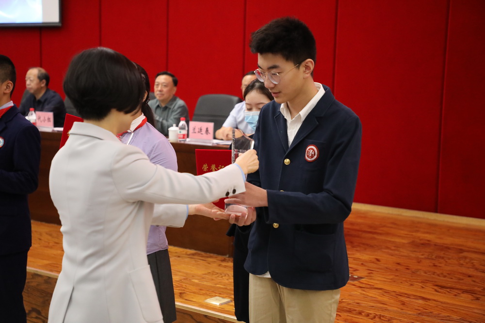 代区长为我校获奖同学颁奖——2_调整大小.jpg