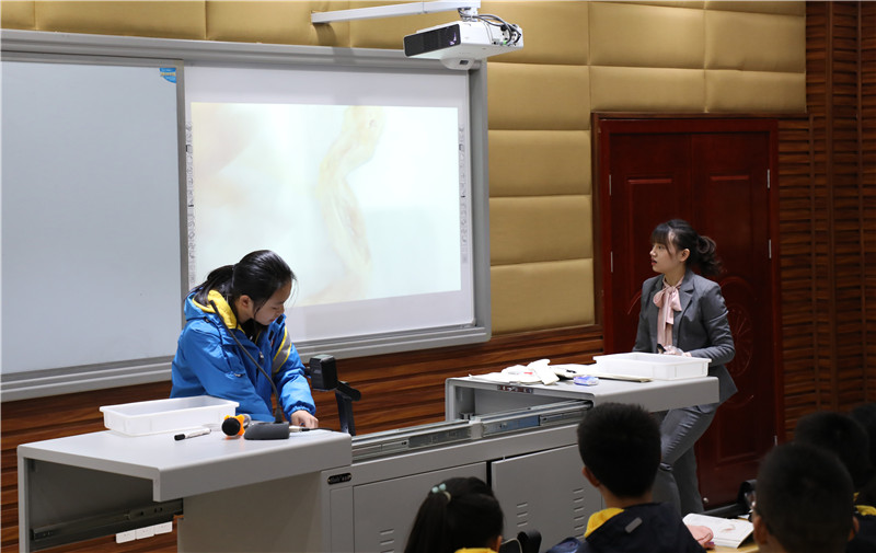 同学上台展示课堂活动成果.jpg