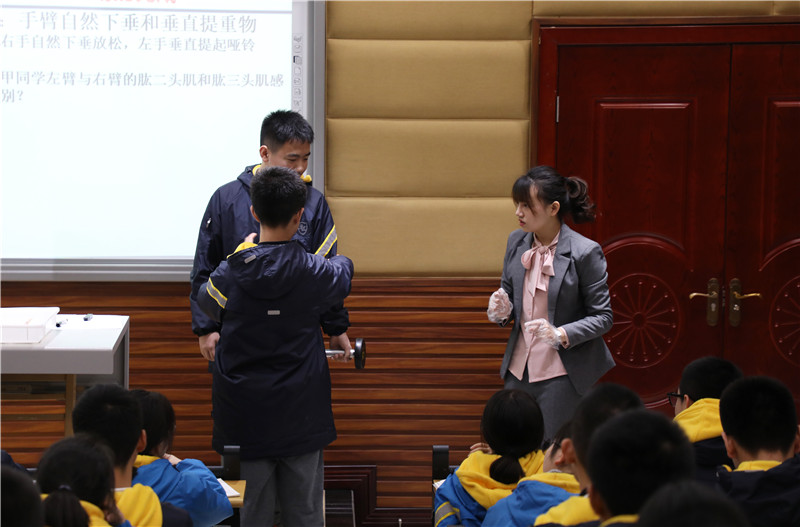同学们体会哑铃带来的运动变化.jpg