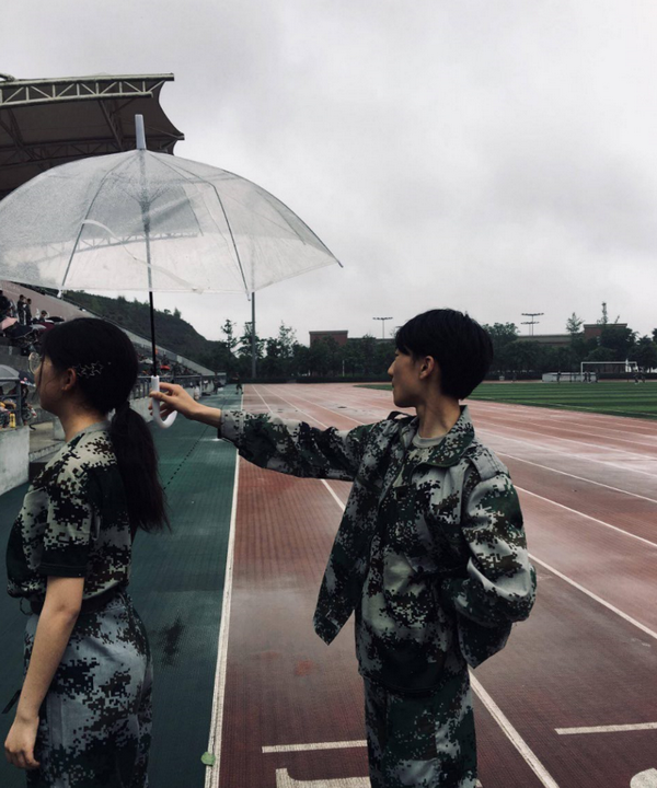 同学间的关心_调整大小.png