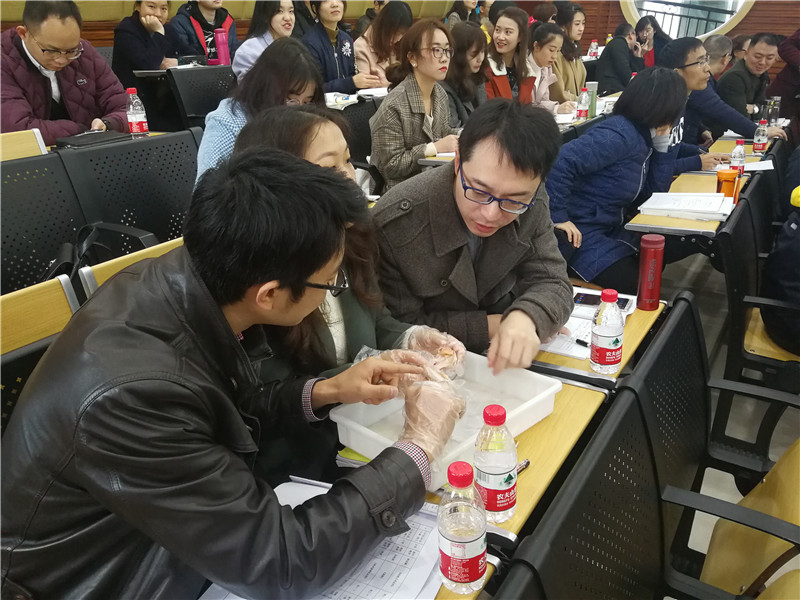 听课评委也参与到探究鸡翅的活动中.jpg