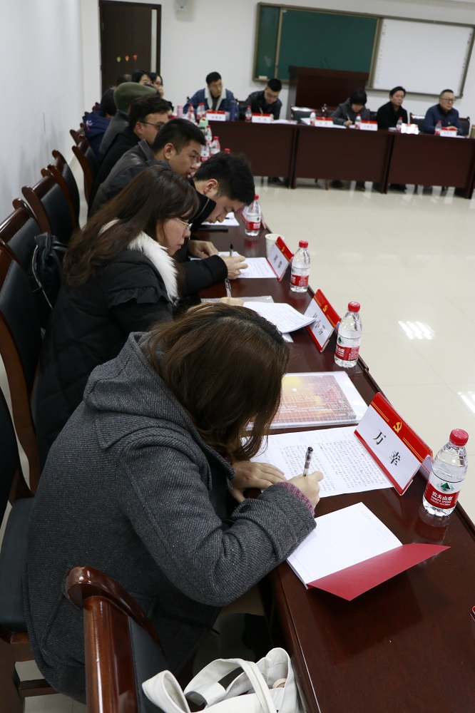 学员在座谈会上认真记录.jpg