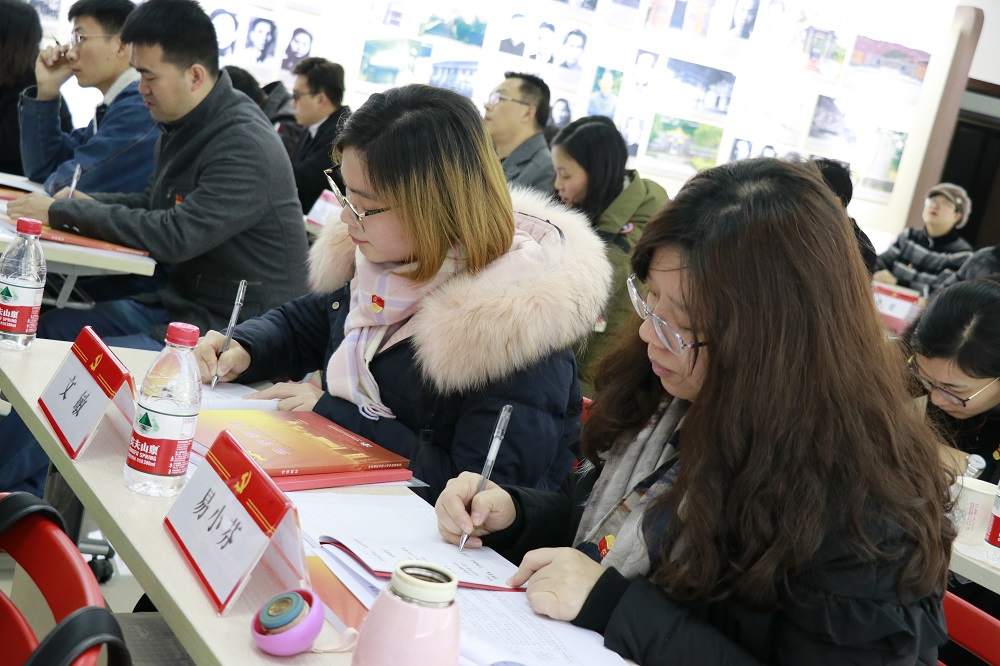 学员认真听讲记录笔记.jpg