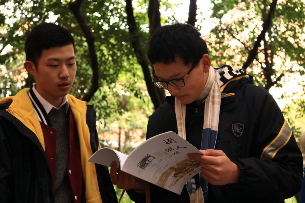 学生阅读校刊《树人溯洄》2_调整大小.jpg