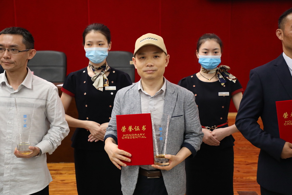 方建东老师荣获江北区园丁奖——6_调整大小.jpg