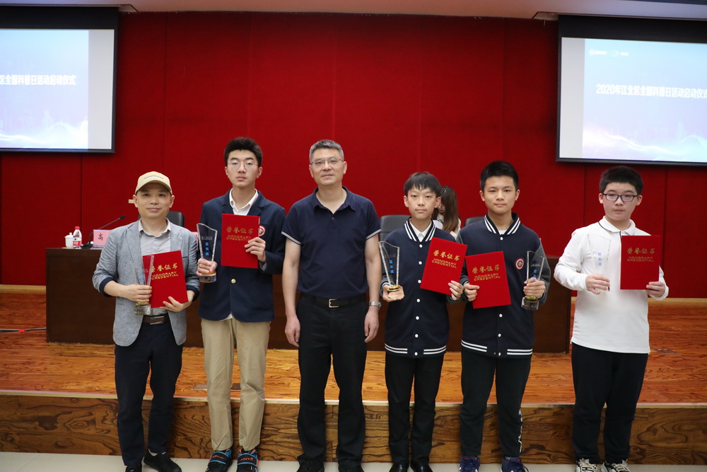 苏校长与我校获奖同学合影——5_调整大小.jpg