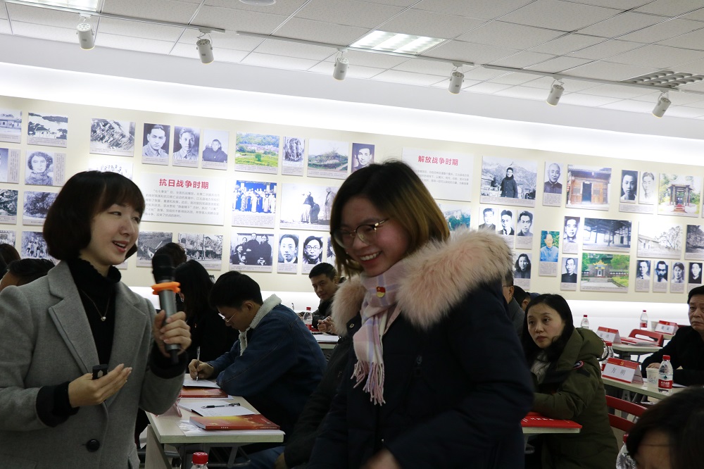 袁月老师和学员互动.jpg